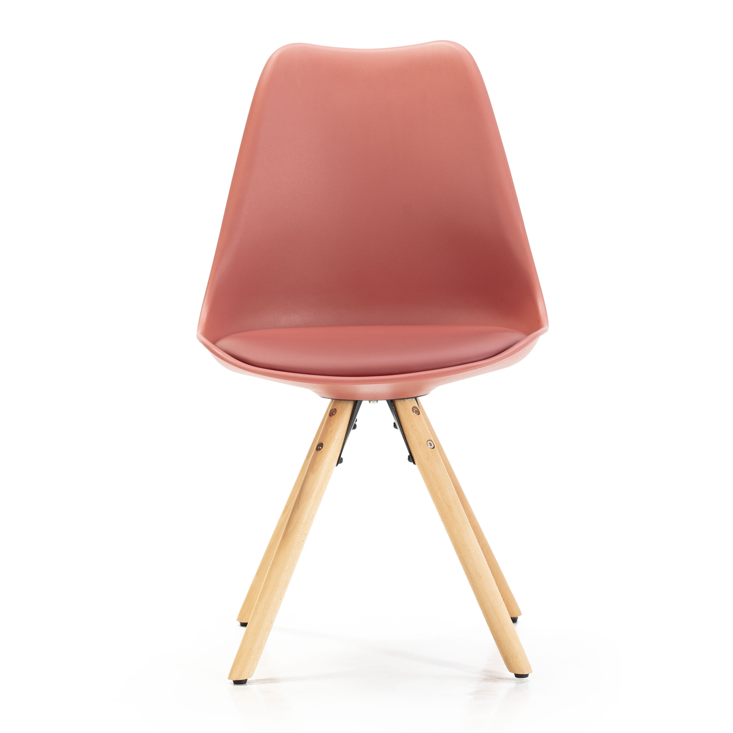 Una silla color coral con patas de madera sobre fondo blanco.