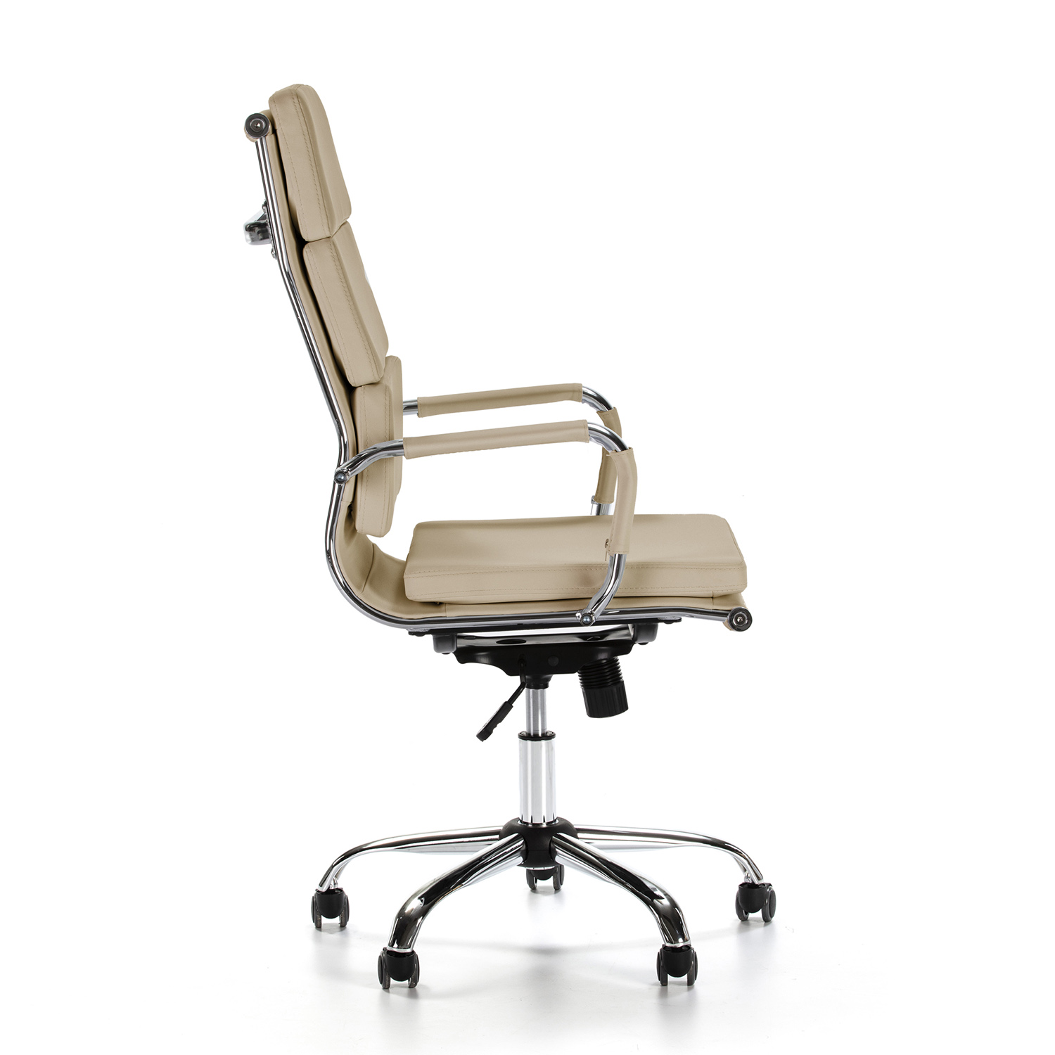 Una silla de oficina beige con detalles cromados y ruedas, vista de lado.