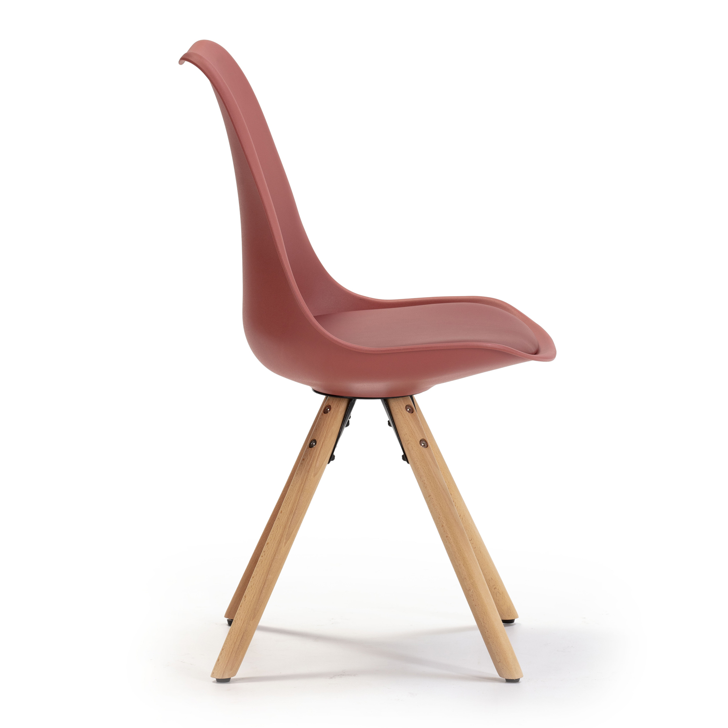 Una silla moderna de color coral con patas de madera sobre fondo blanco.