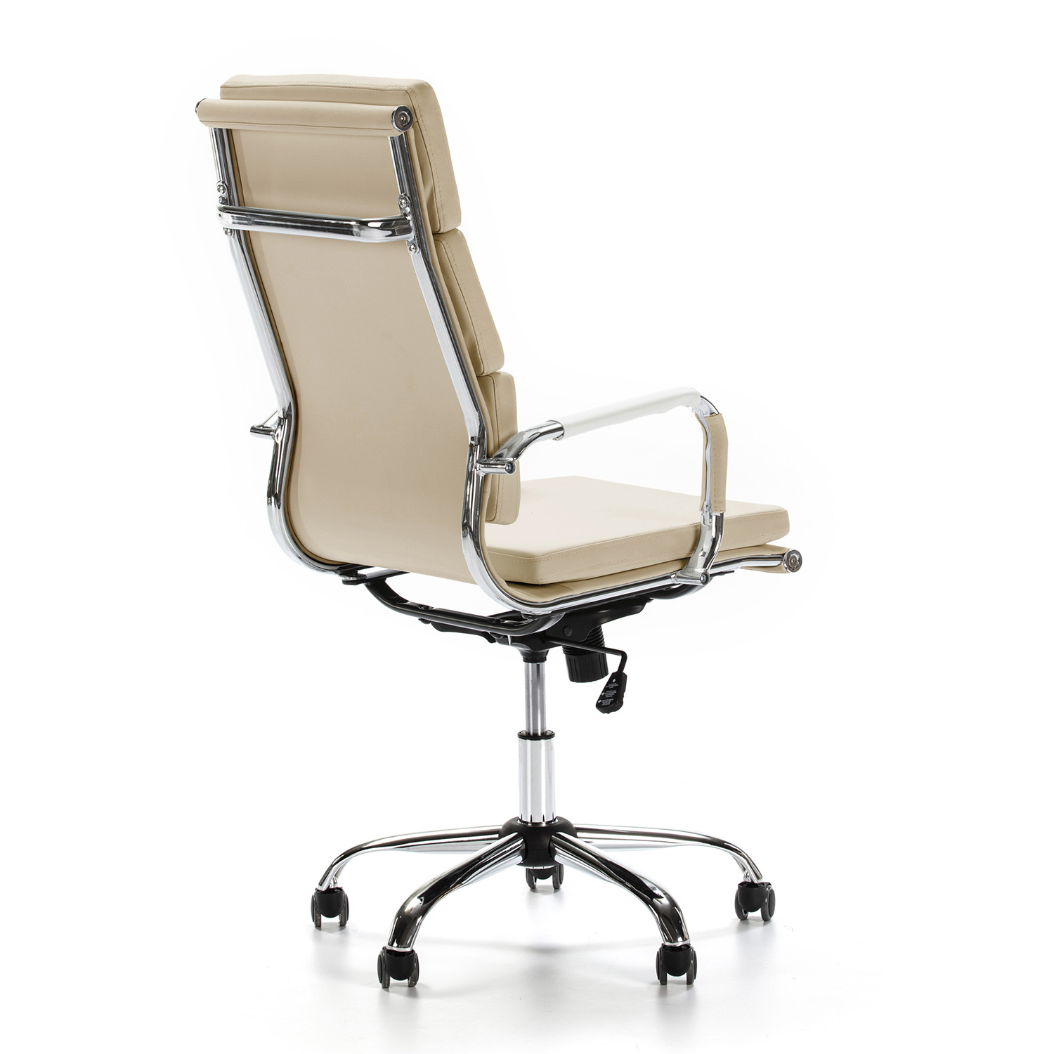 Una silla de oficina beige con detalles cromados y ruedas, vista desde atrás.