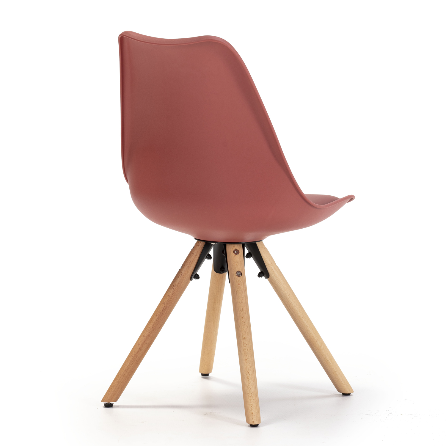 Una silla moderna roja con patas de madera sobre fondo blanco.