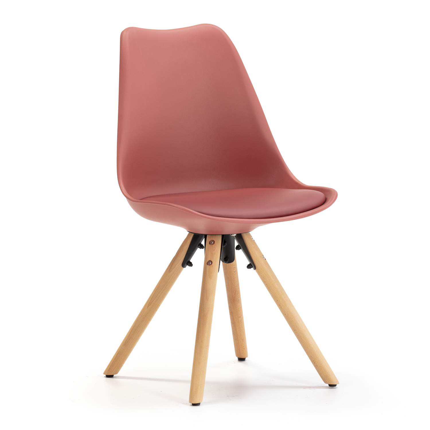 Una silla de color rosa coral con patas de madera sobre fondo blanco.