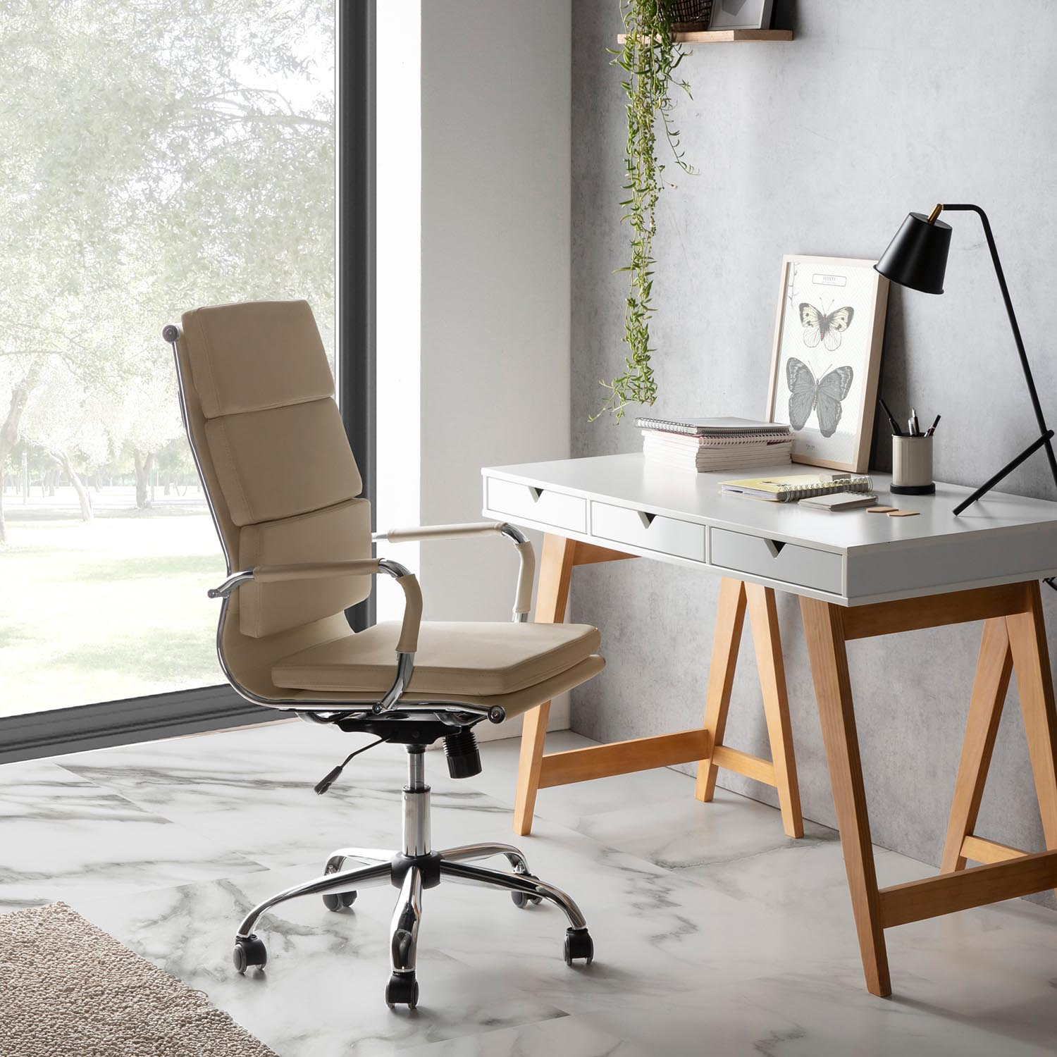 Una silla de oficina beige claro frente a un escritorio con arte de mariposas.