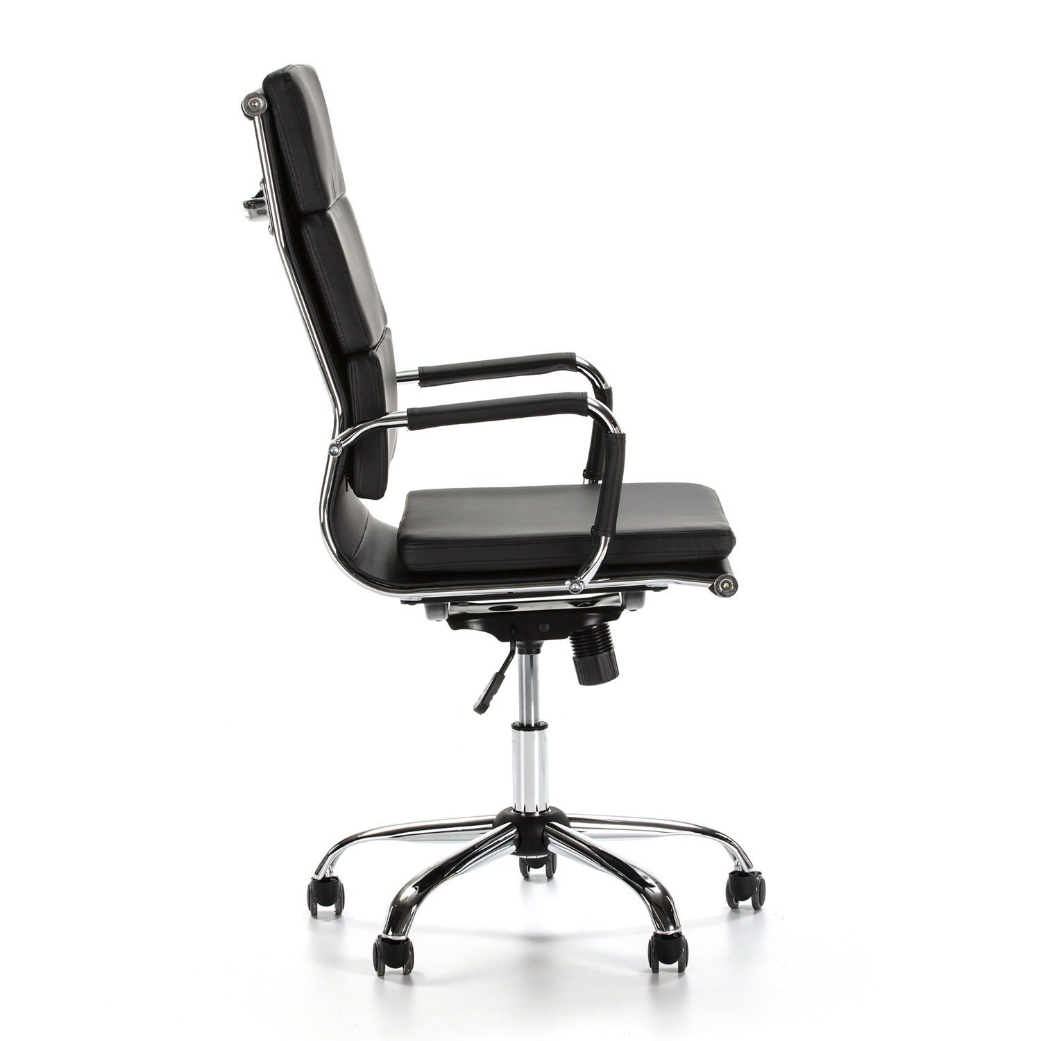 Silla de oficina negra con base cromada y ruedas, vista de lado.