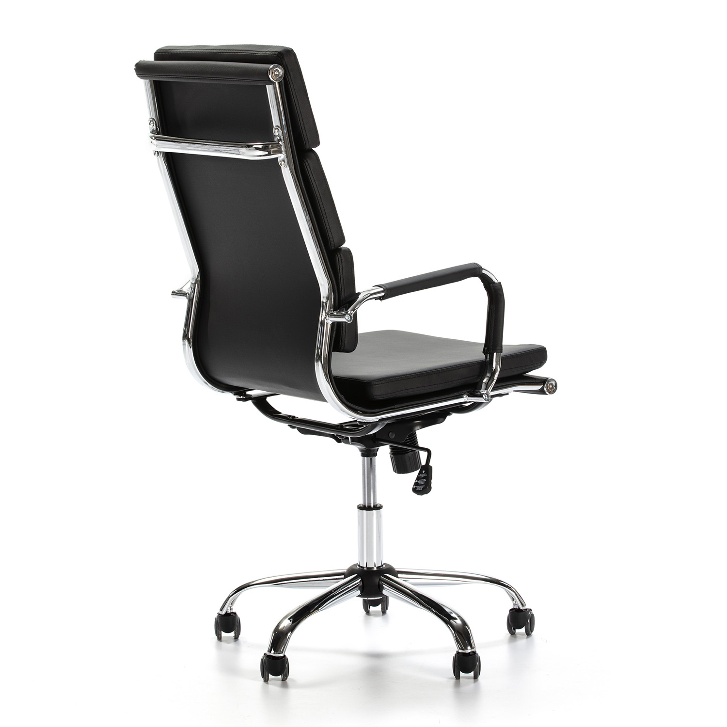 Silla de oficina negra con detalles cromados y ruedas, vista desde atrás.