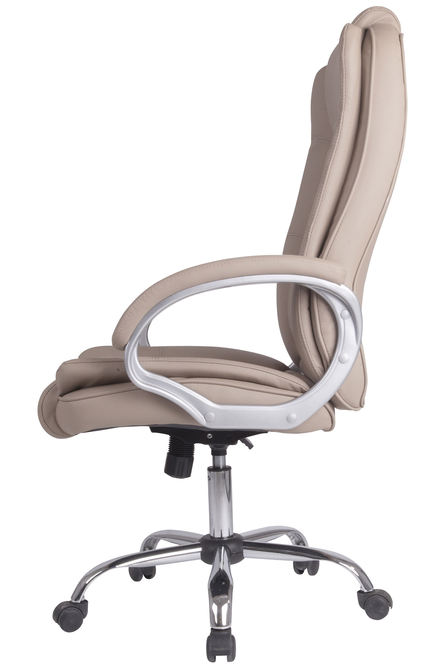 Silla de oficina beige con reposabrazos sobre base cromada con ruedas.