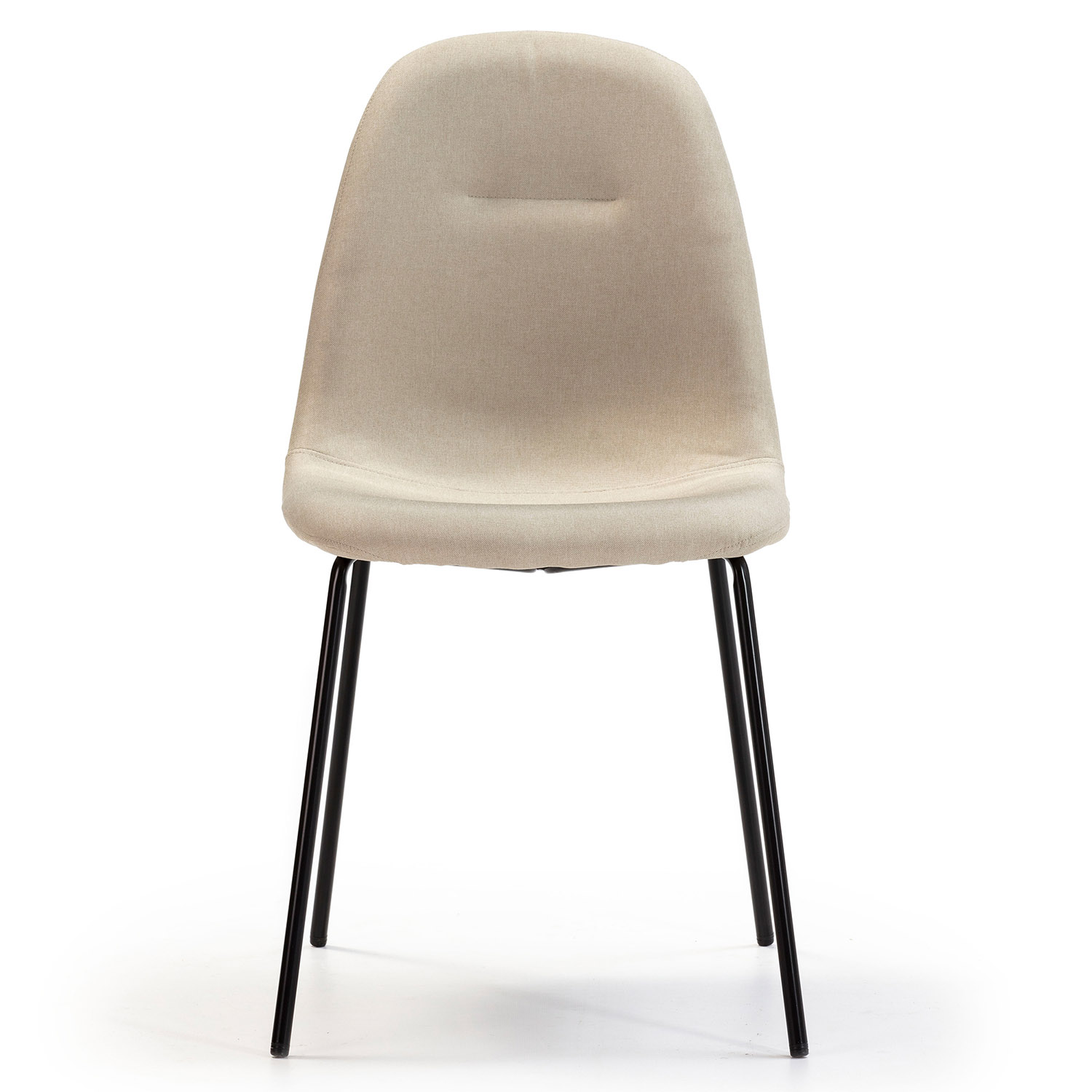 Una silla tapizada de color claro con patas de metal negro, vista de frente.