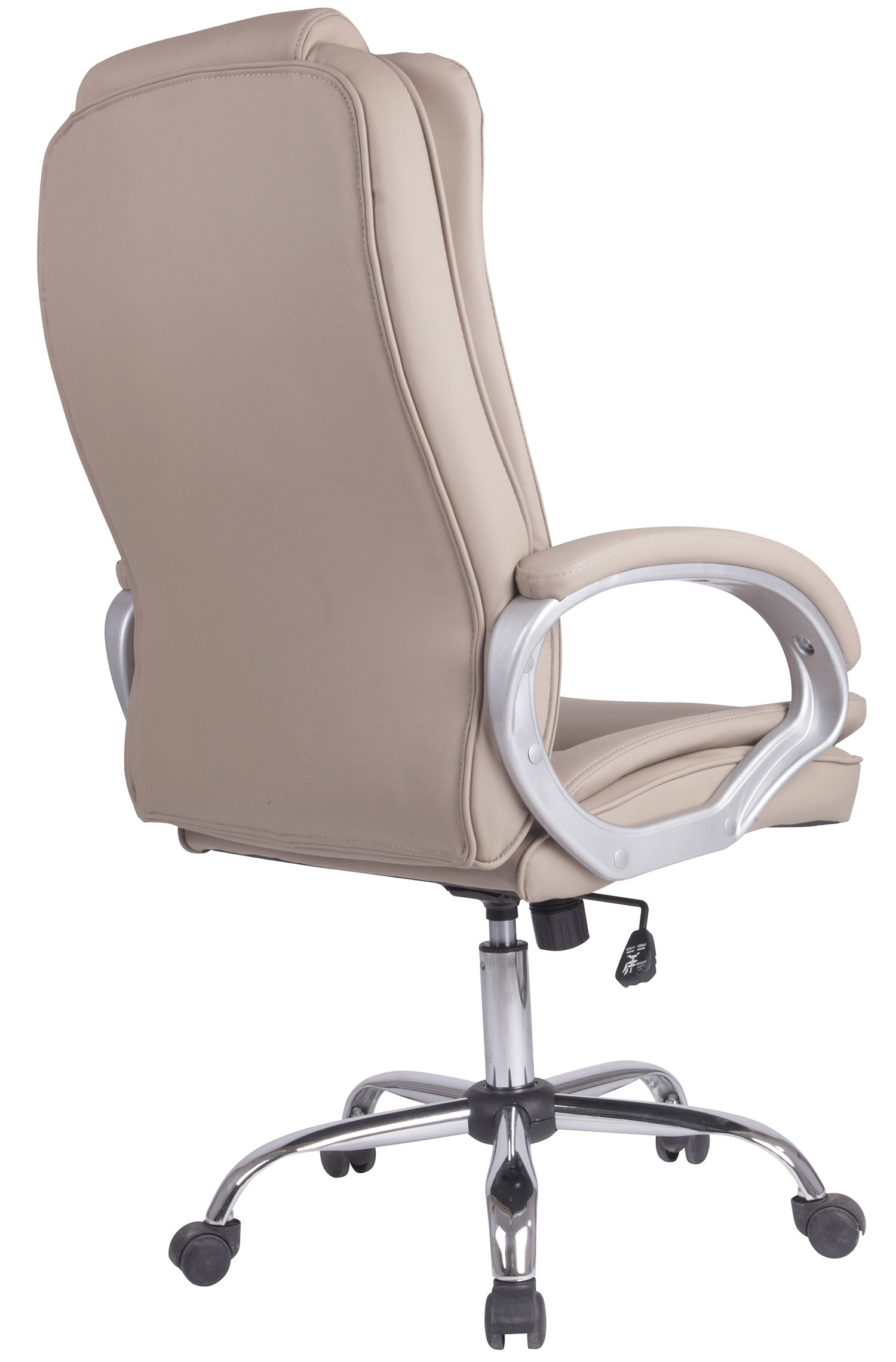 Un sillón de oficina beige visto desde atrás, con reposabrazos y ruedas plateadas.