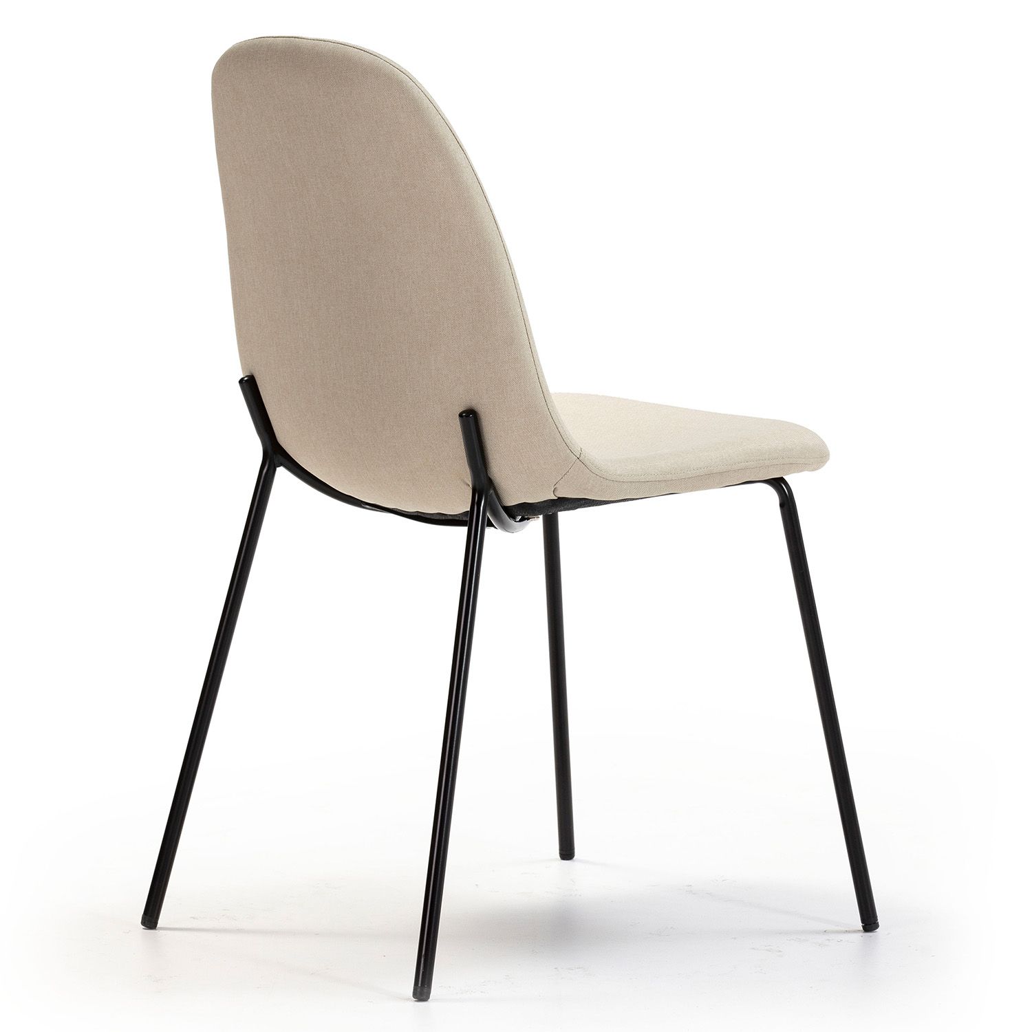 Una silla beige tapizada con patas de metal negro, vista desde atrás.