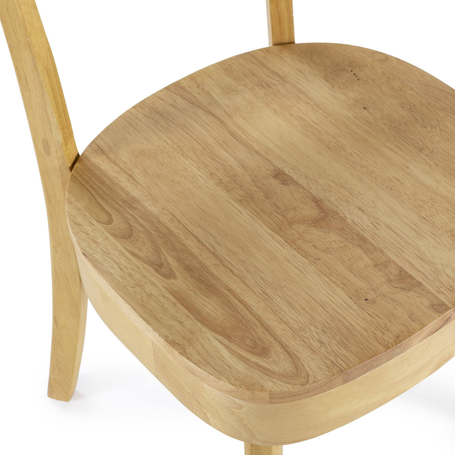 Primer plano del asiento de una silla de madera, mostrando vetas y patas sobre fondo blanco.