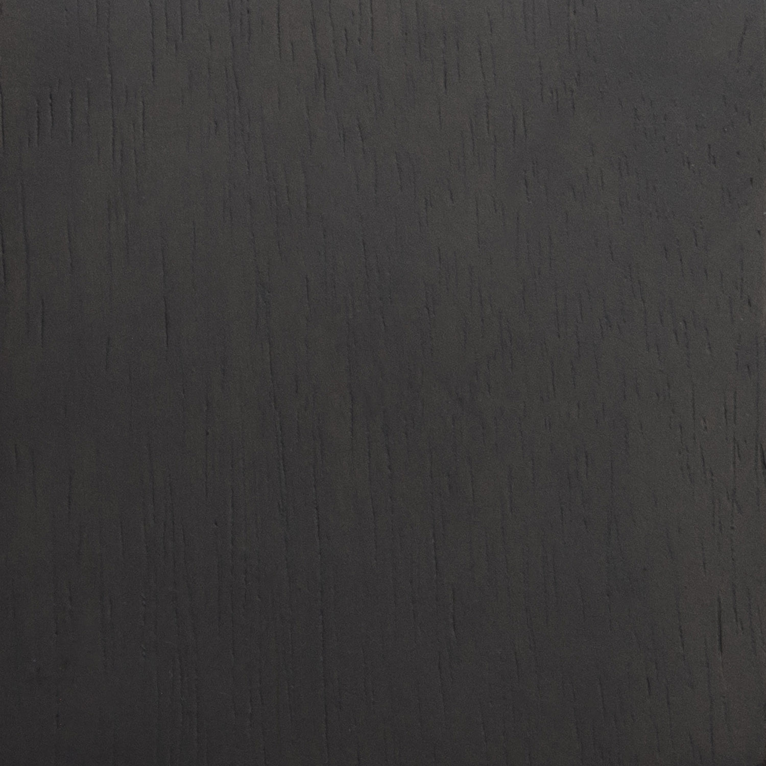 Grano de madera oscura con finas líneas verticales.