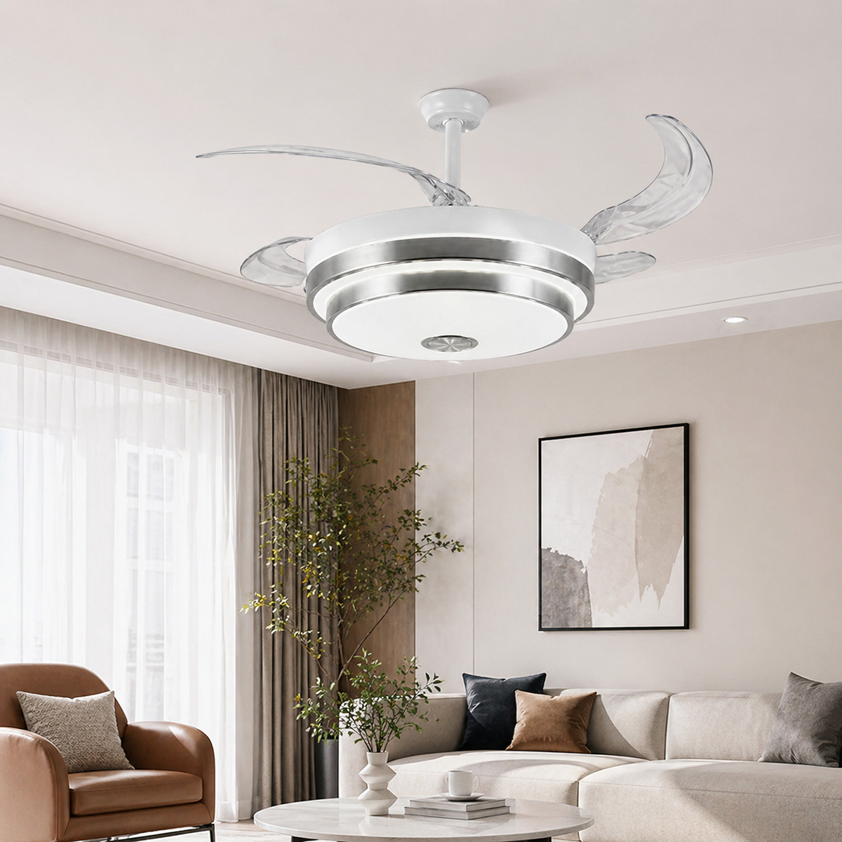 Un ventilador de techo moderno con luz sobre un sofá y sillón en una sala.