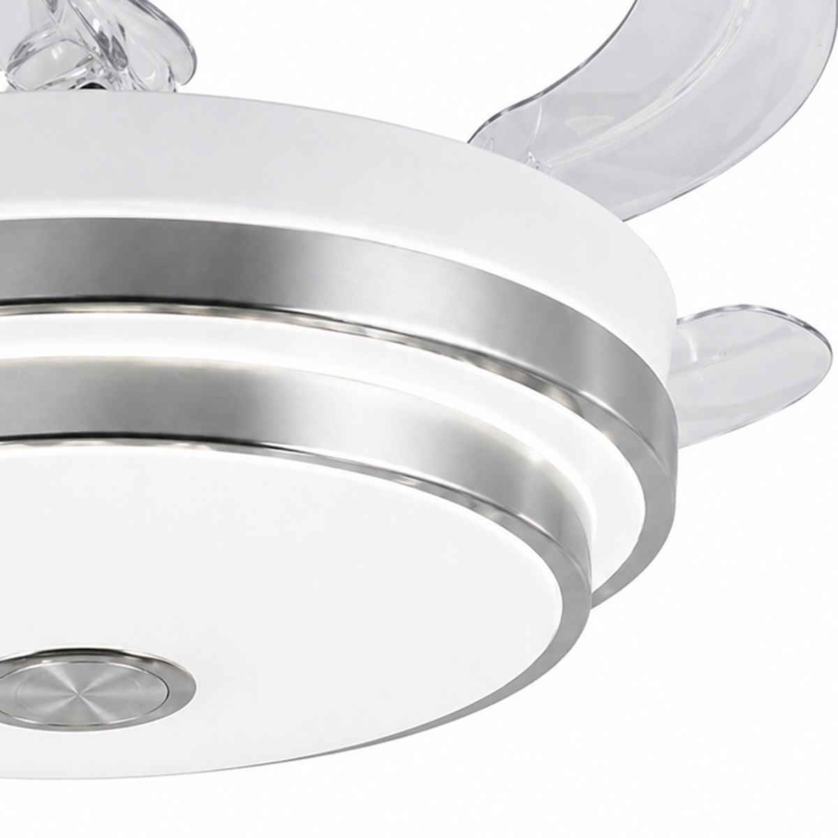 Ventilador de techo moderno con detalles blancos y plateados y aspas transparentes.