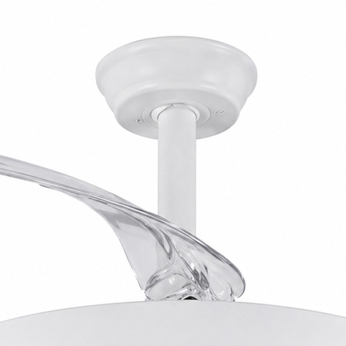 Primer plano de un ventilador de techo blanco con aspas de acrílico transparente sobre fondo blanco.
