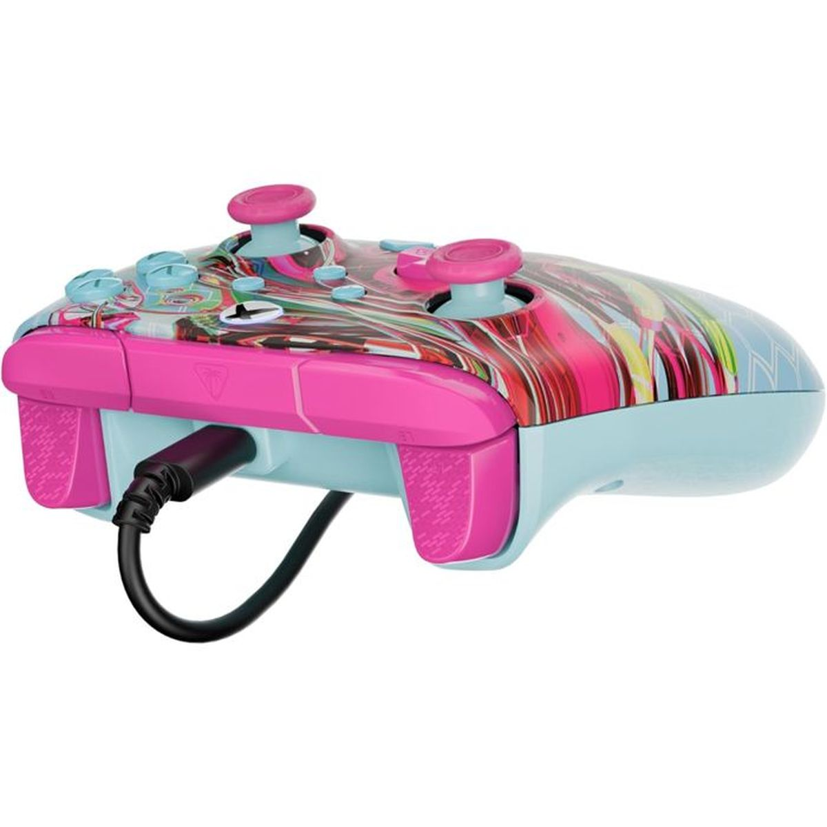 Un controller colorato con impugnature rosa e accenti blu, con cavo.