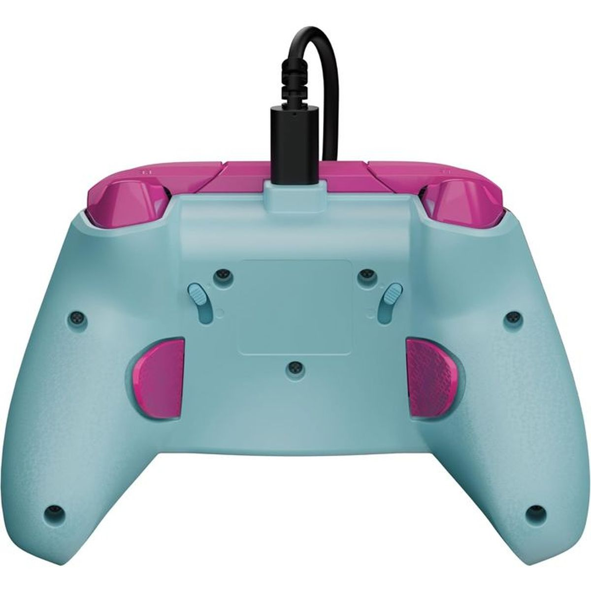 Un controller per videogiochi blu acqua e rosa è mostrato di spalle, con un cavo nero collegato.