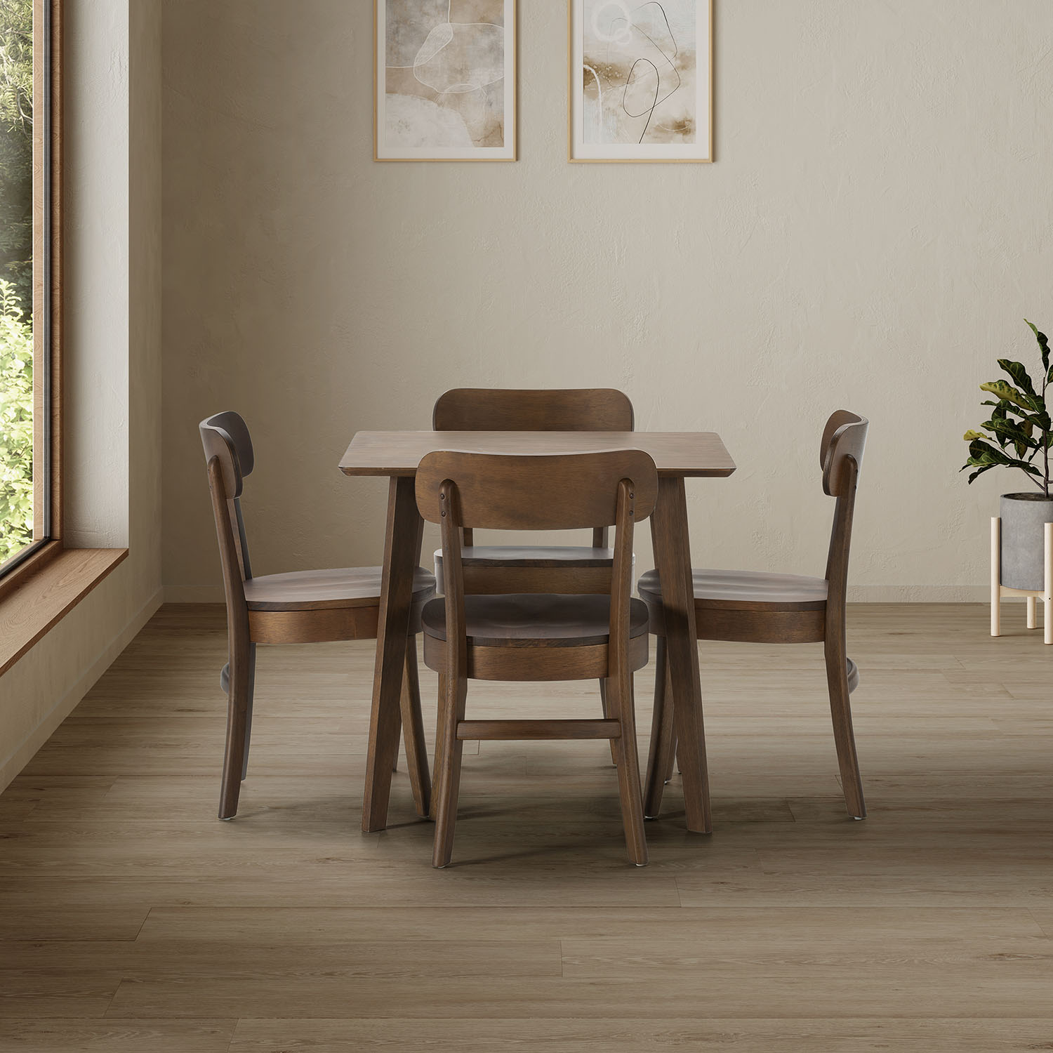 Una mesa de comedor de madera con cuatro sillas en una habitación luminosa.