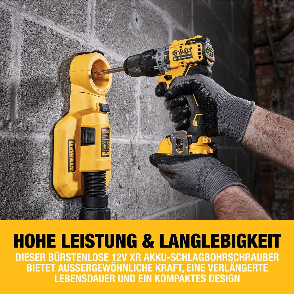 Ein gelber Bohrer-Aufsatz an einer Betonwand, daneben ein Mann mit Handschuhen hält Bohrmaschine.