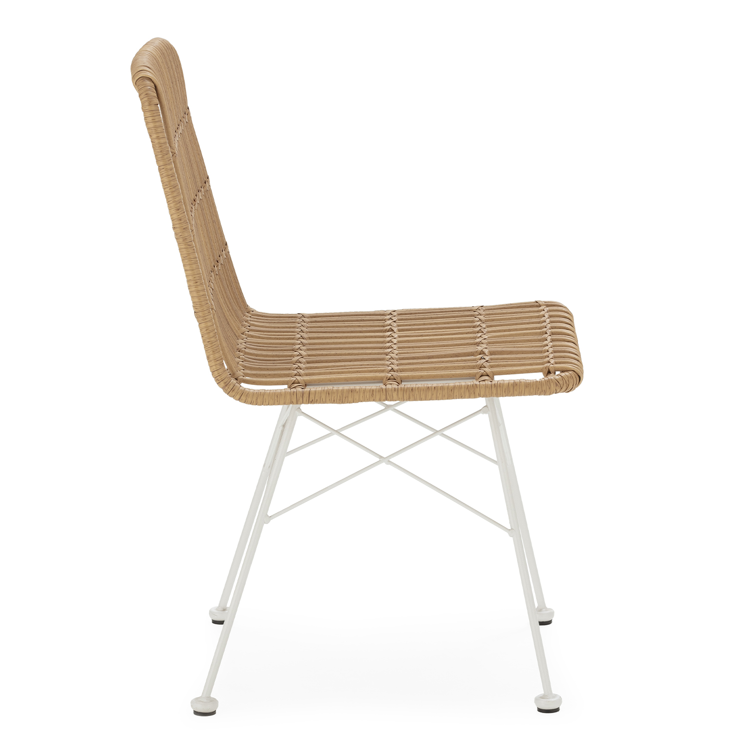 Silla de ratán marrón con estructura de metal blanco, vista de lado.