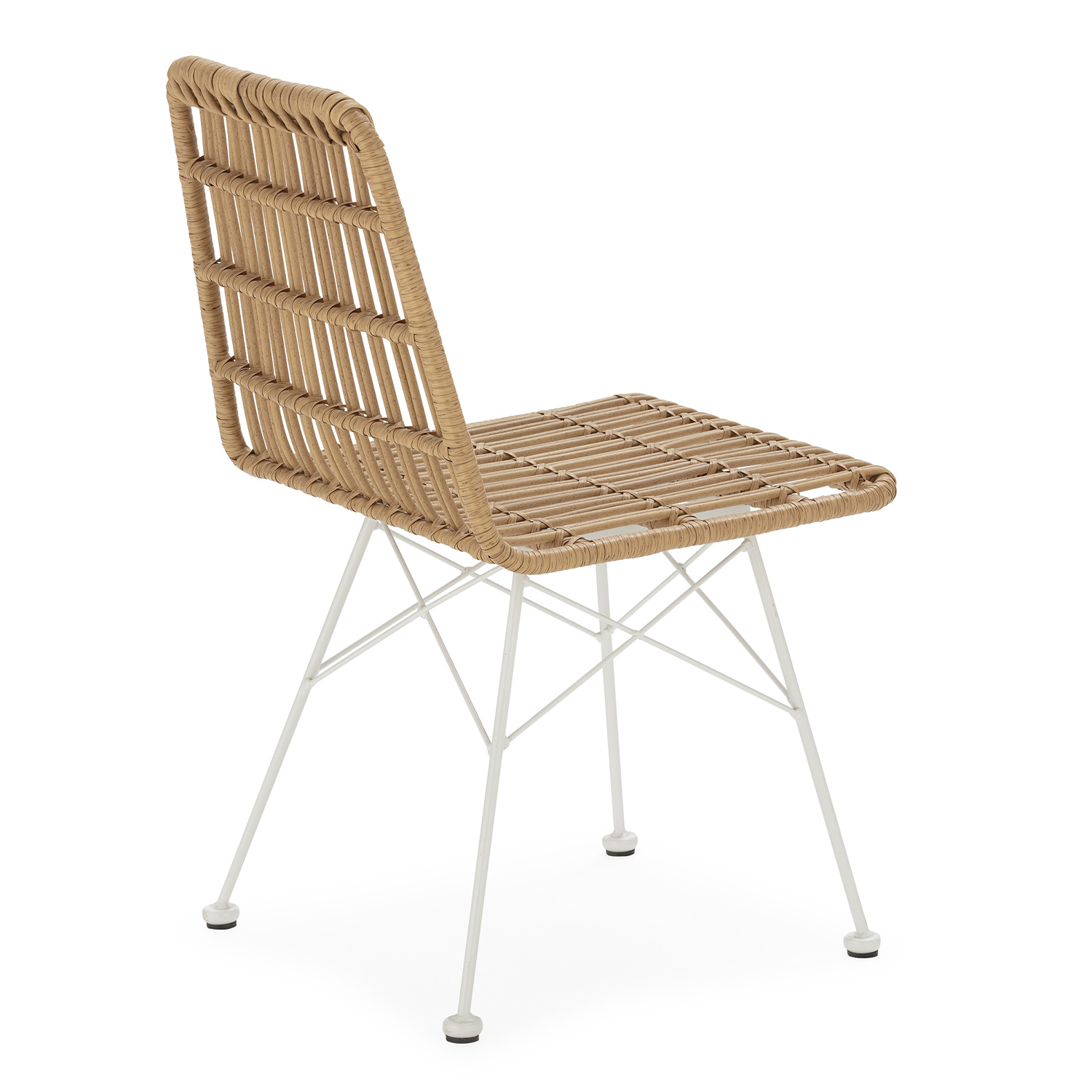 Una silla de mimbre marrón claro con base de metal blanco sobre fondo blanco.