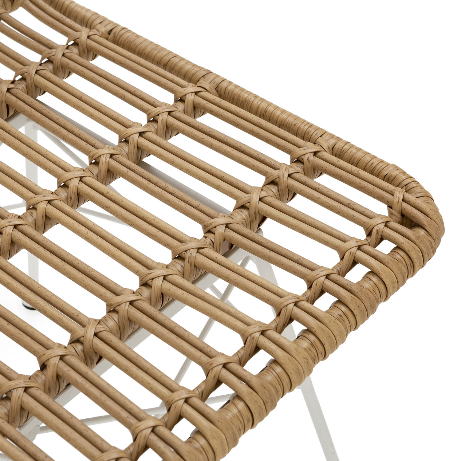 Primer plano de una silla de mimbre con marco de metal blanco, sobre fondo blanco.