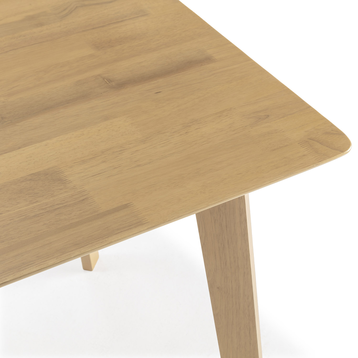 Un primer plano de una mesa de madera con una pata sobre fondo blanco.