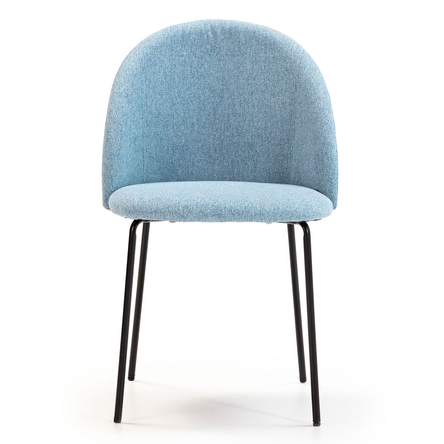 Una silla de tela azul claro con patas de metal negro sobre fondo blanco.