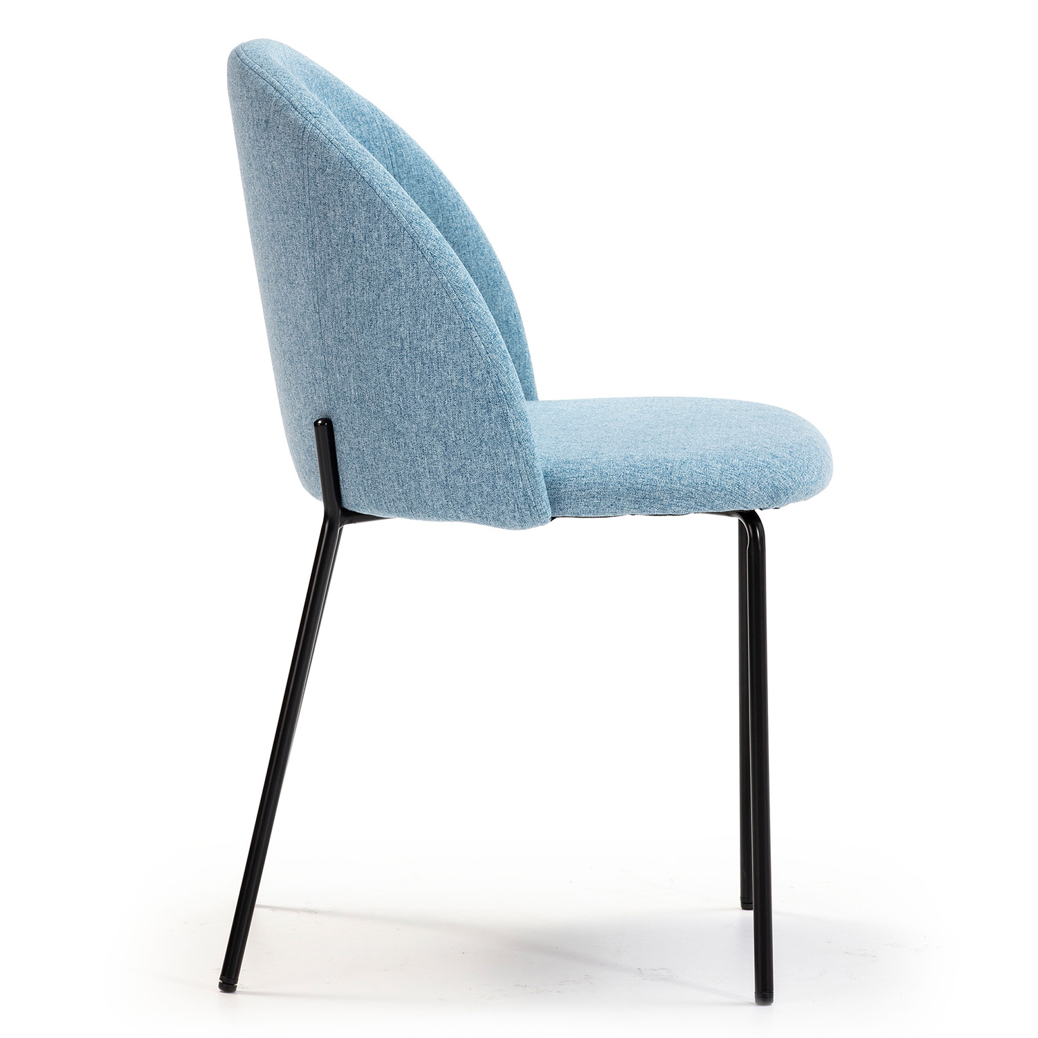 Una silla azul tapizada con patas de metal negro, vista de lado.