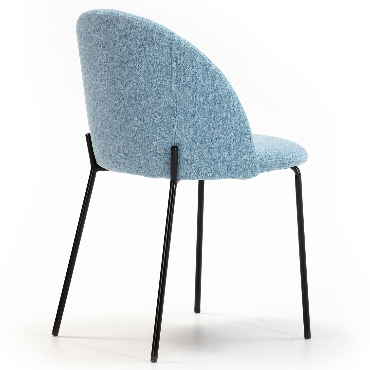 Silla azul claro de tela con patas delgadas de metal negro sobre fondo blanco.