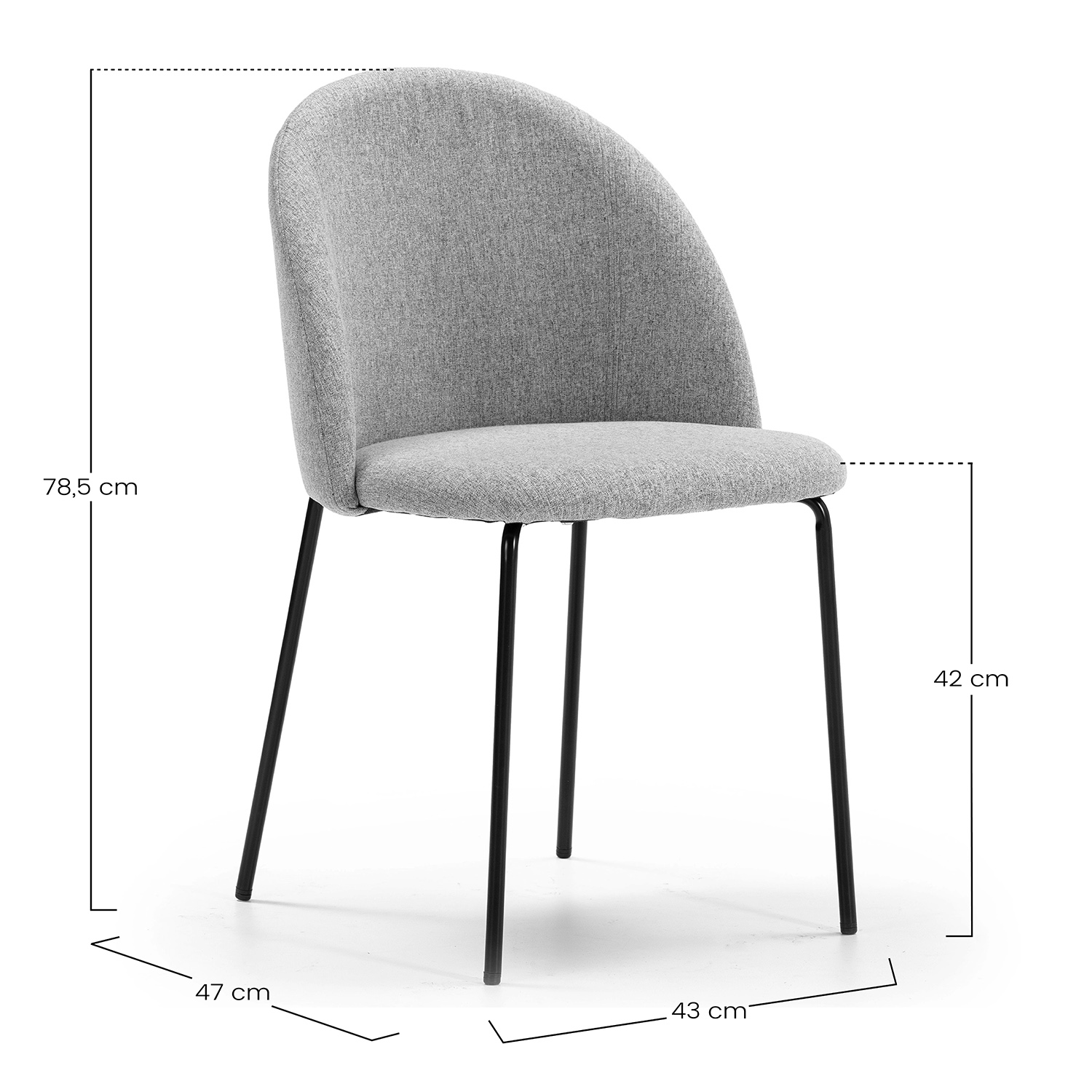 Silla gris de tela con patas delgadas de metal negro, se muestran las dimensiones.