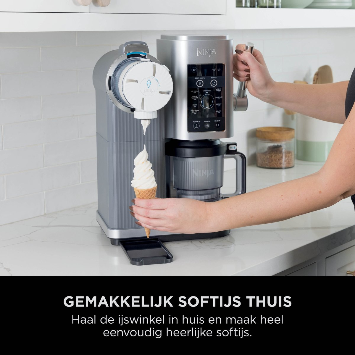 Een persoon houdt een ijshoorntje onder een softijsmachine die ijs uitdeelt.