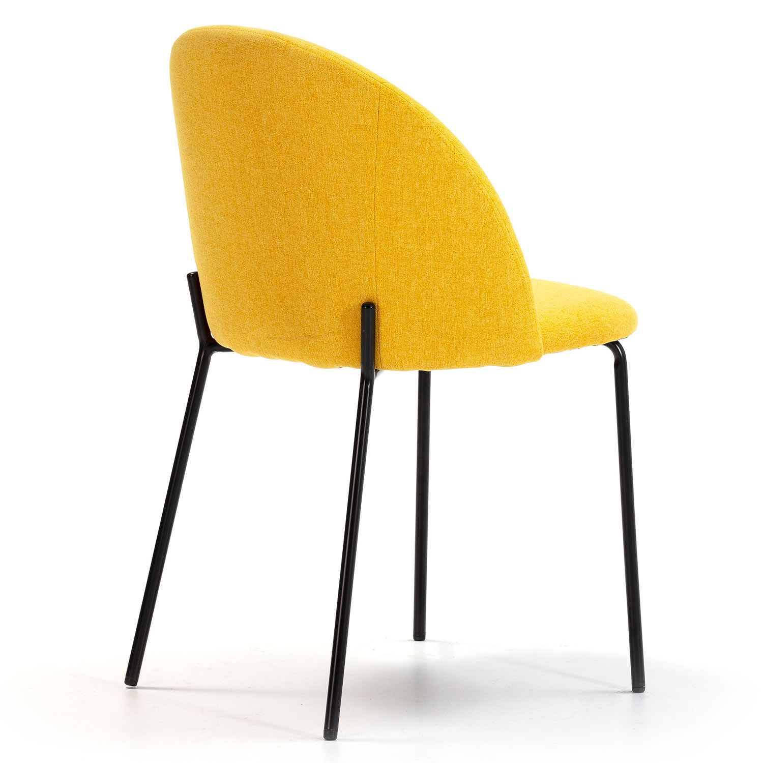 Una silla de tela amarilla con patas de metal negro, vista desde atrás.
