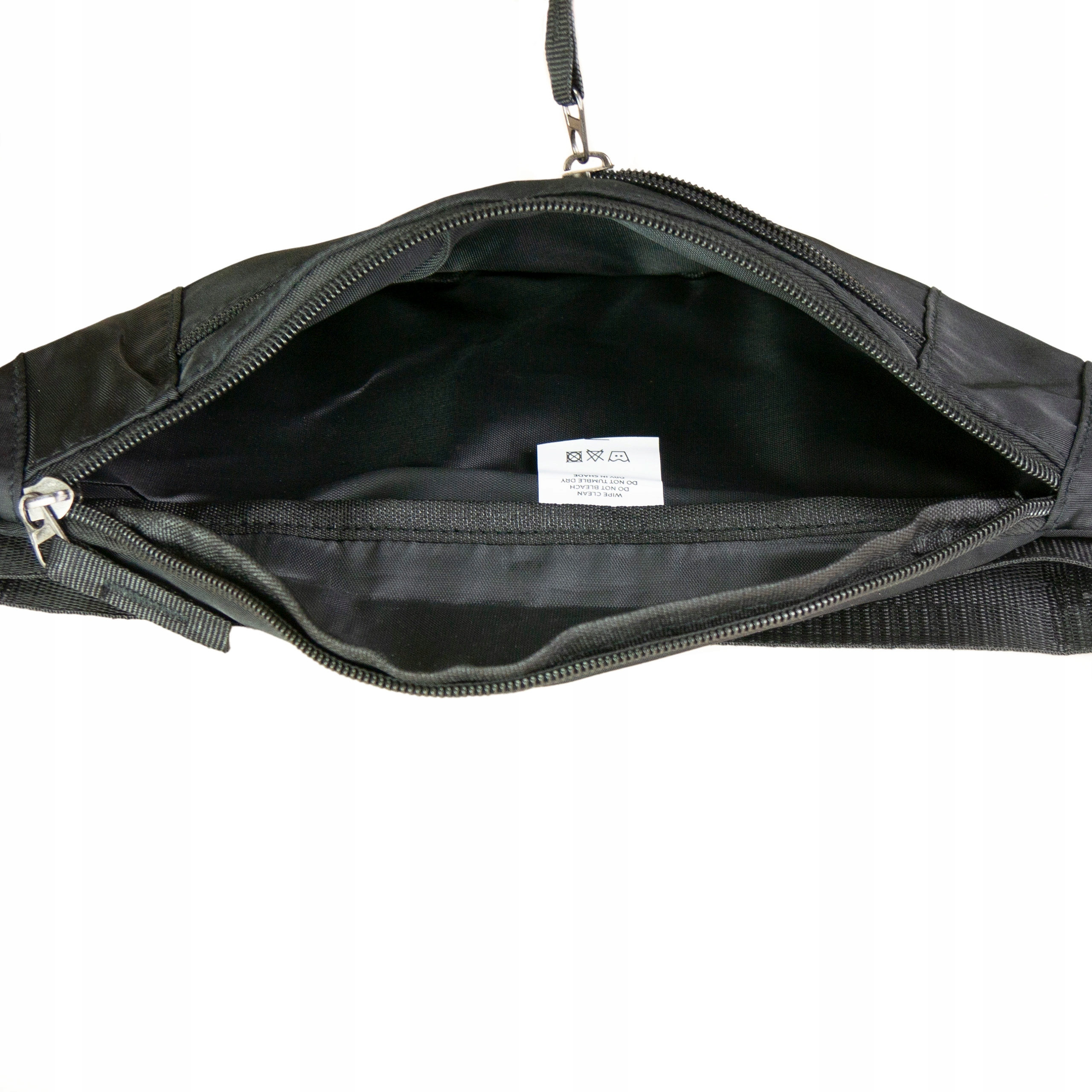 Borsa nera aperta con cerniera, con etichetta di cura all'interno.