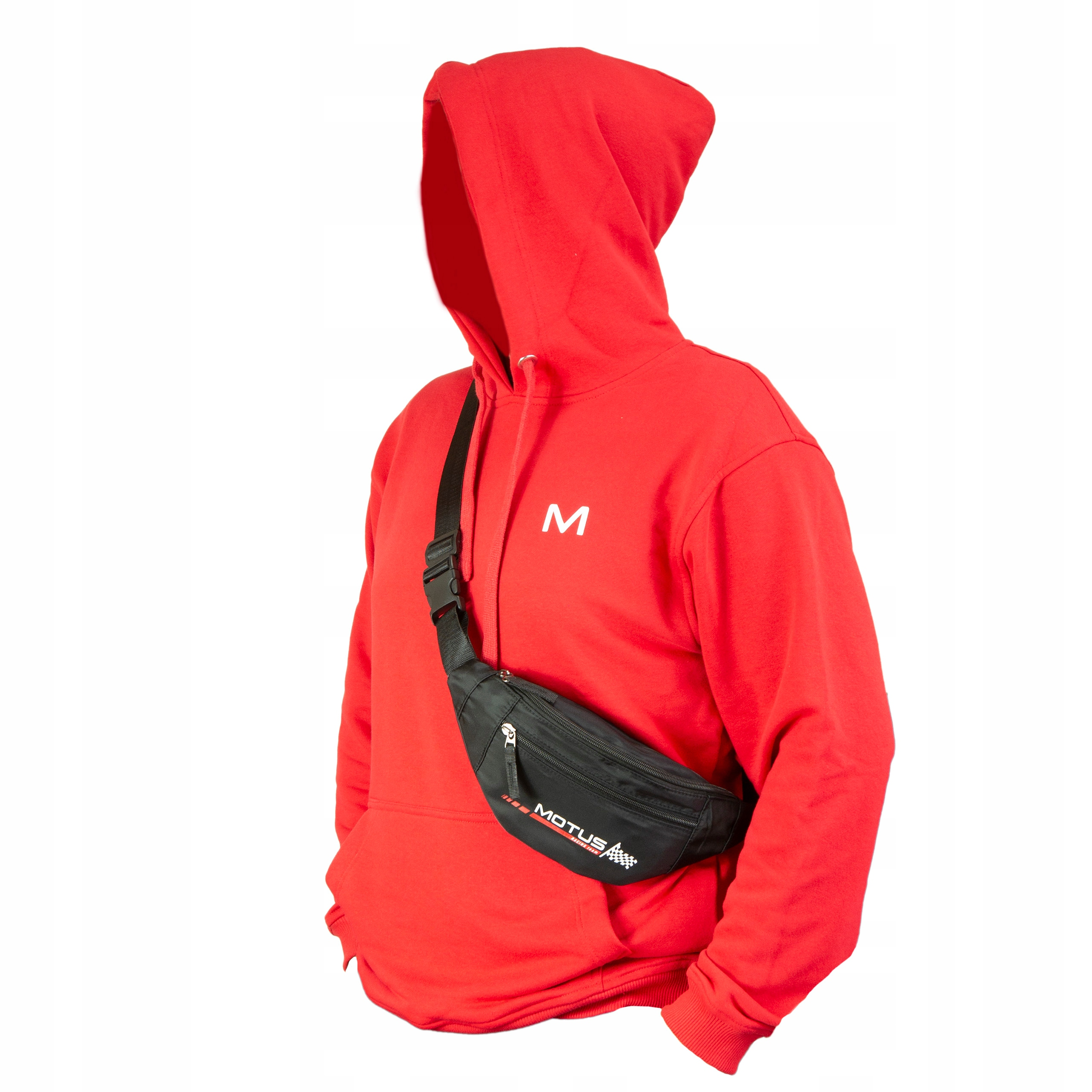 Una felpa con cappuccio rossa con una borsa a tracolla nera sul petto.