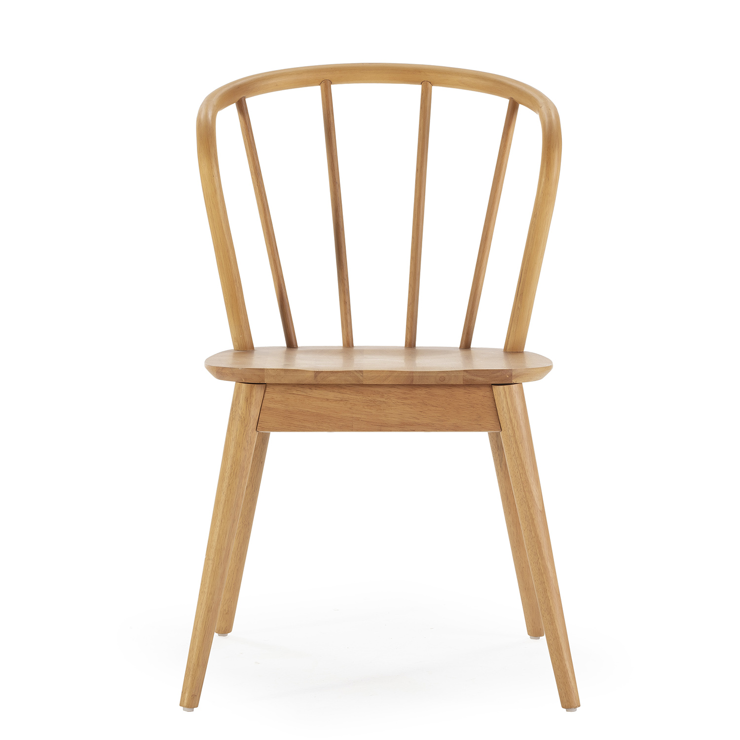 Una silla de madera con respaldo curvo y cuatro patas, aislada.