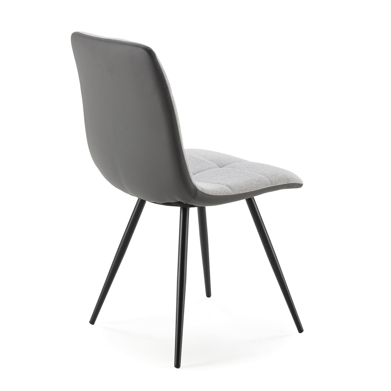 Una silla gris con asiento de tela y respaldo de cuero sobre patas negras.