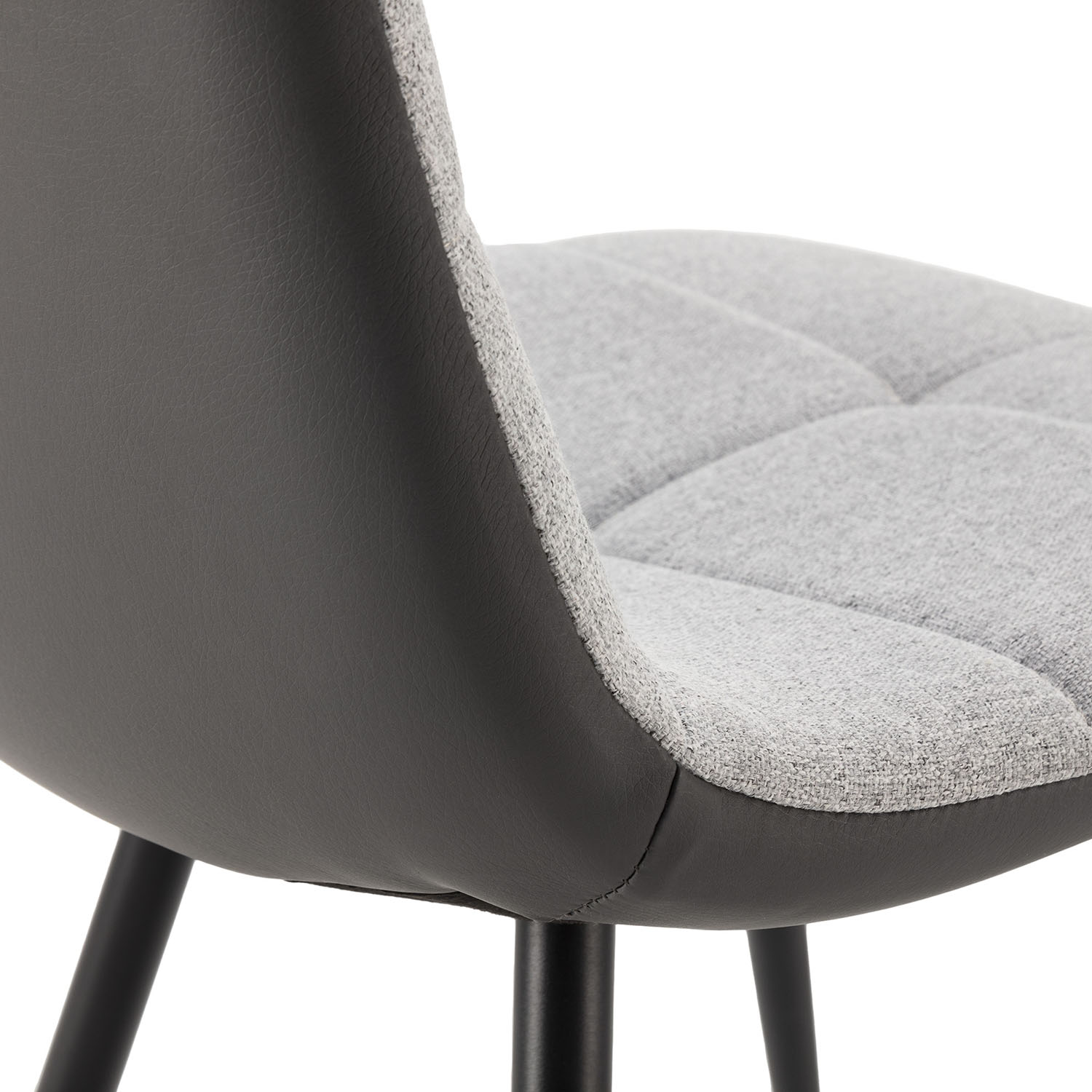 Silla de tela gris con patas oscuras y asiento acolchado.