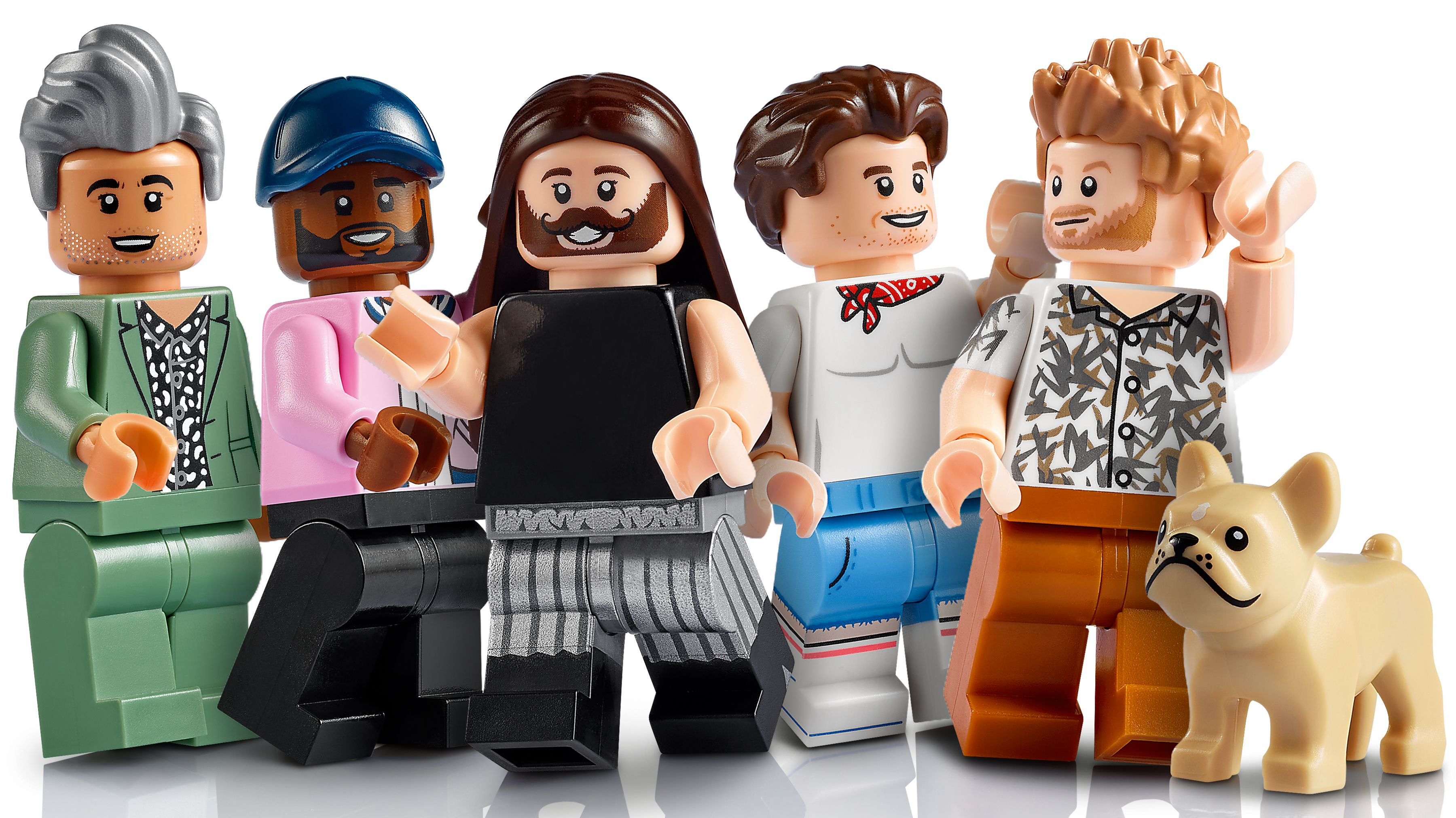 Sechs LEGO-Figuren und ein Hund stehen nebeneinander. Bunte Kleidung.