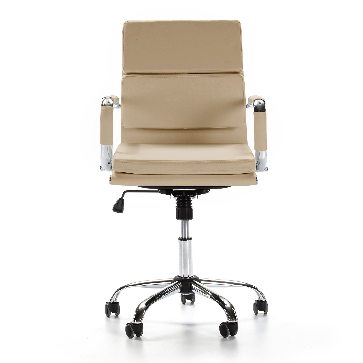 Una silla de oficina beige con detalles cromados sobre fondo blanco.
