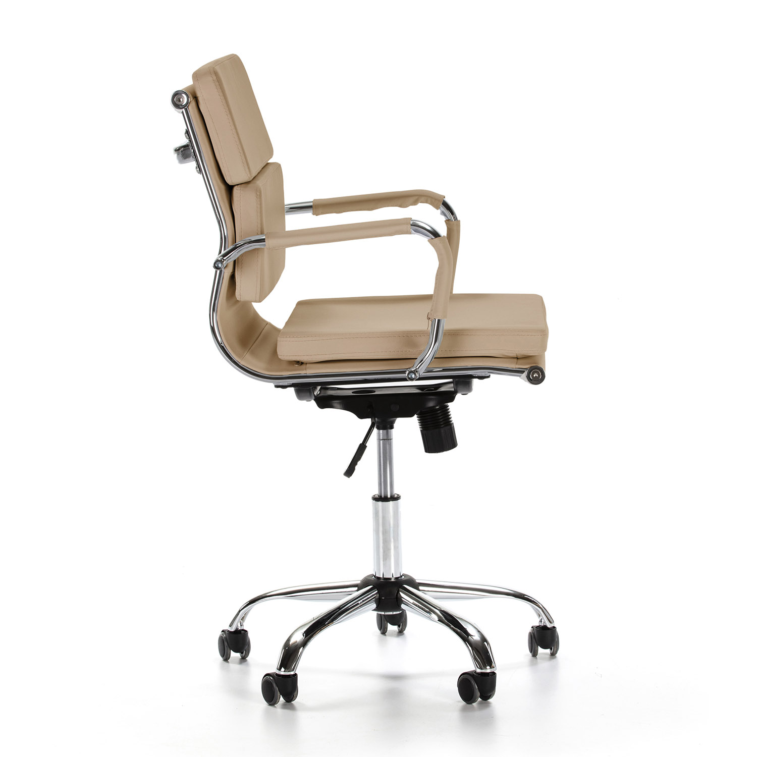 Una silla de oficina de cuero beige con detalles cromados y base de cinco ruedas.