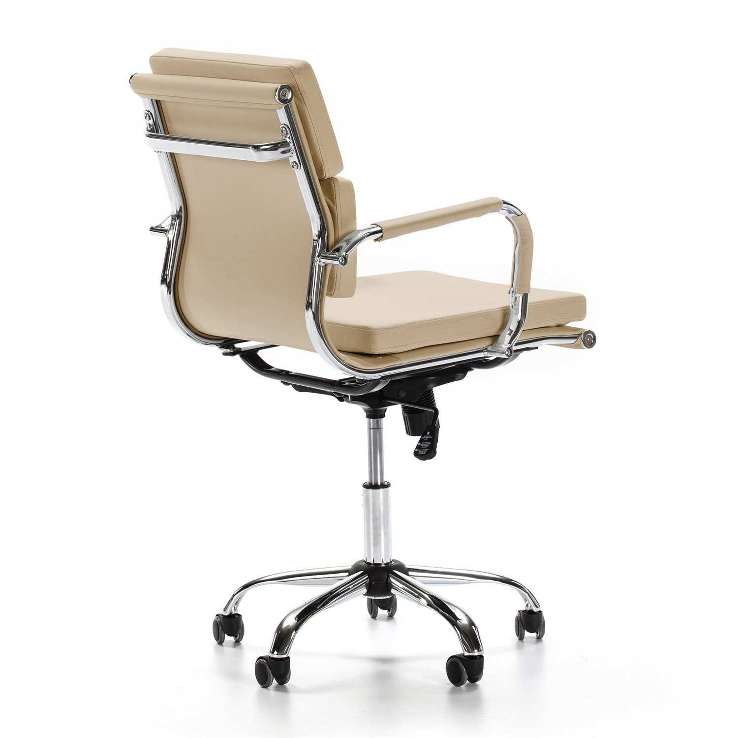 Una silla de oficina de cuero beige con detalles cromados y ruedas, vista desde atrás.