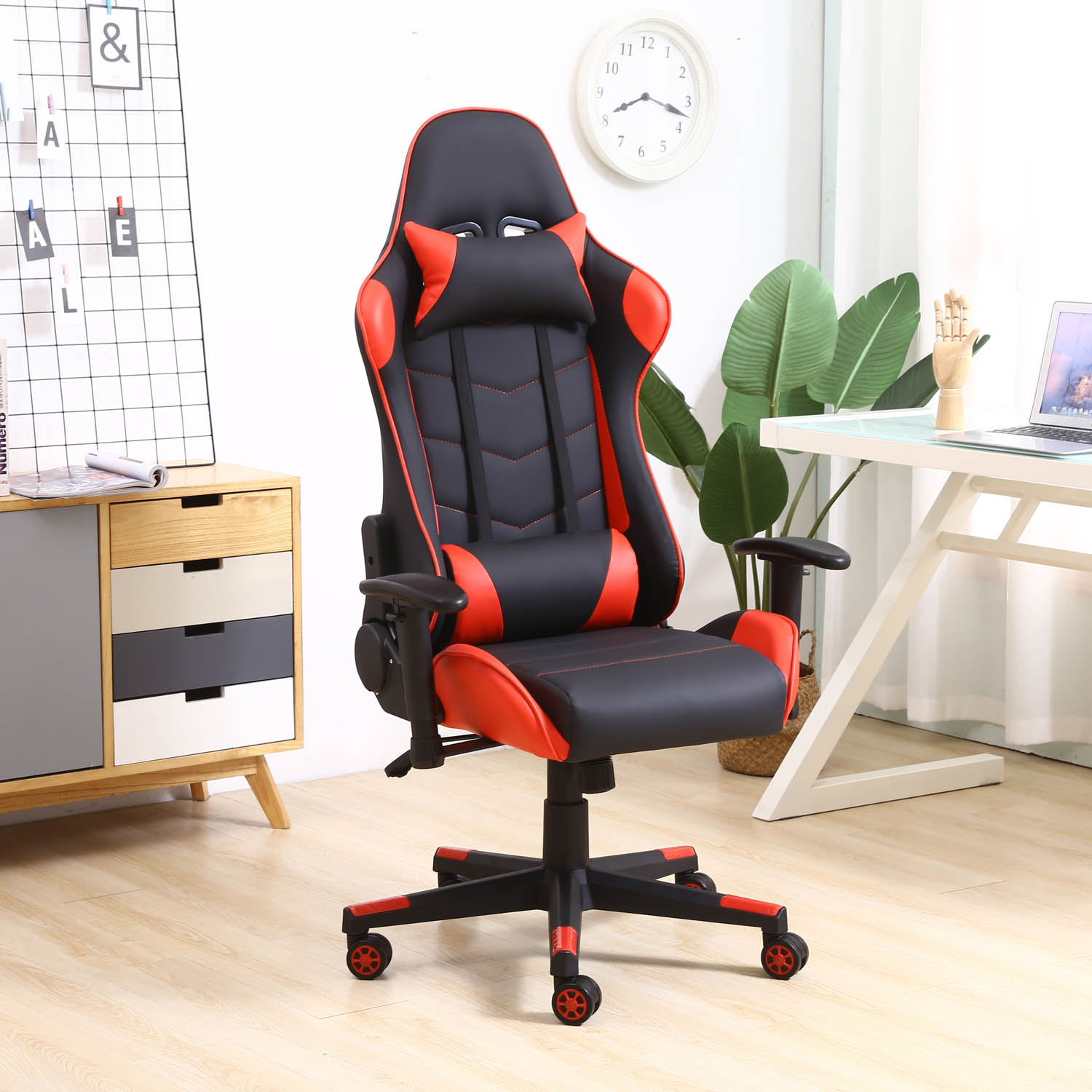 Una silla gamer negra con detalles rojos en una oficina moderna.
