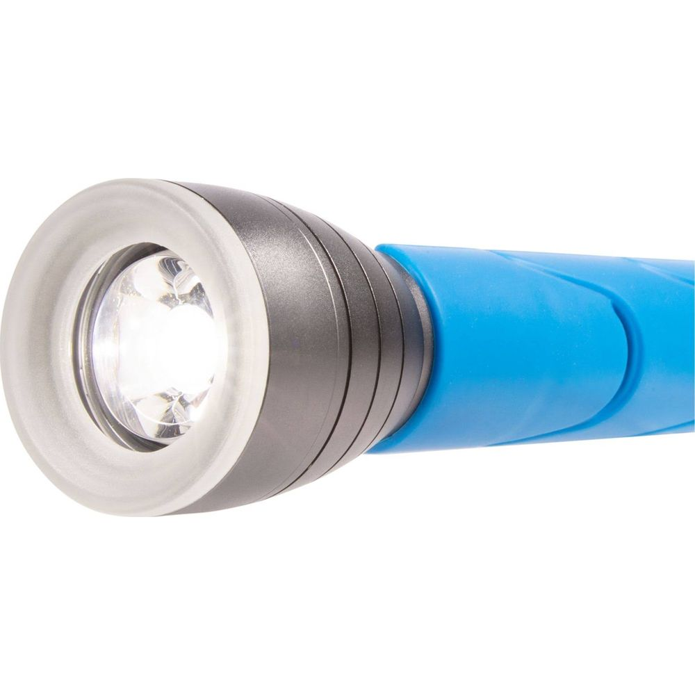 Una torcia luminosa con manico blu e corpo in metallo grigio, accesa.