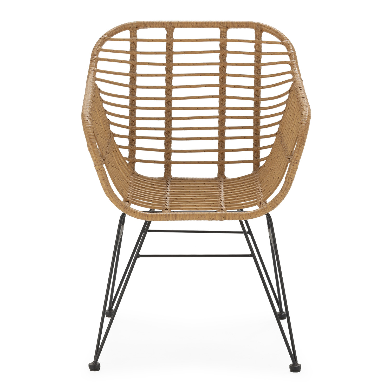 Una silla de ratán marrón con patas de metal negras, aislada.