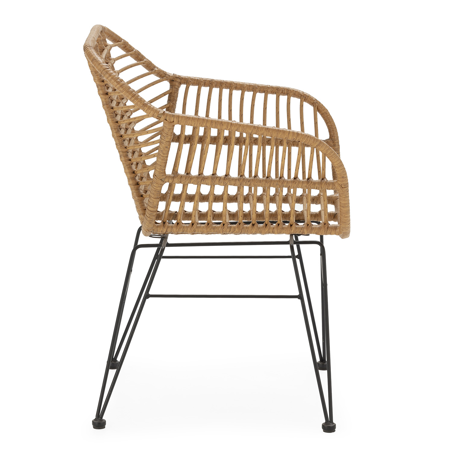Sillón de mimbre marrón con patas de metal negro, visto de lado.