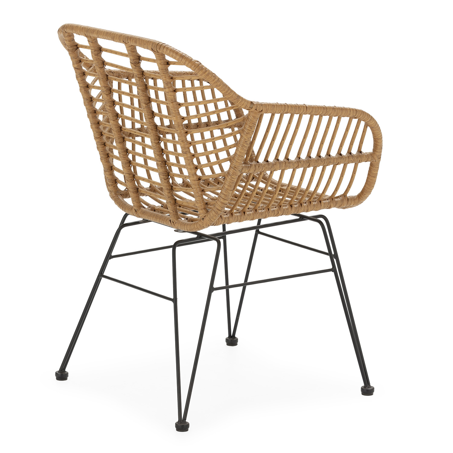 Una silla de ratán marrón con estructura de metal negro sobre fondo blanco.