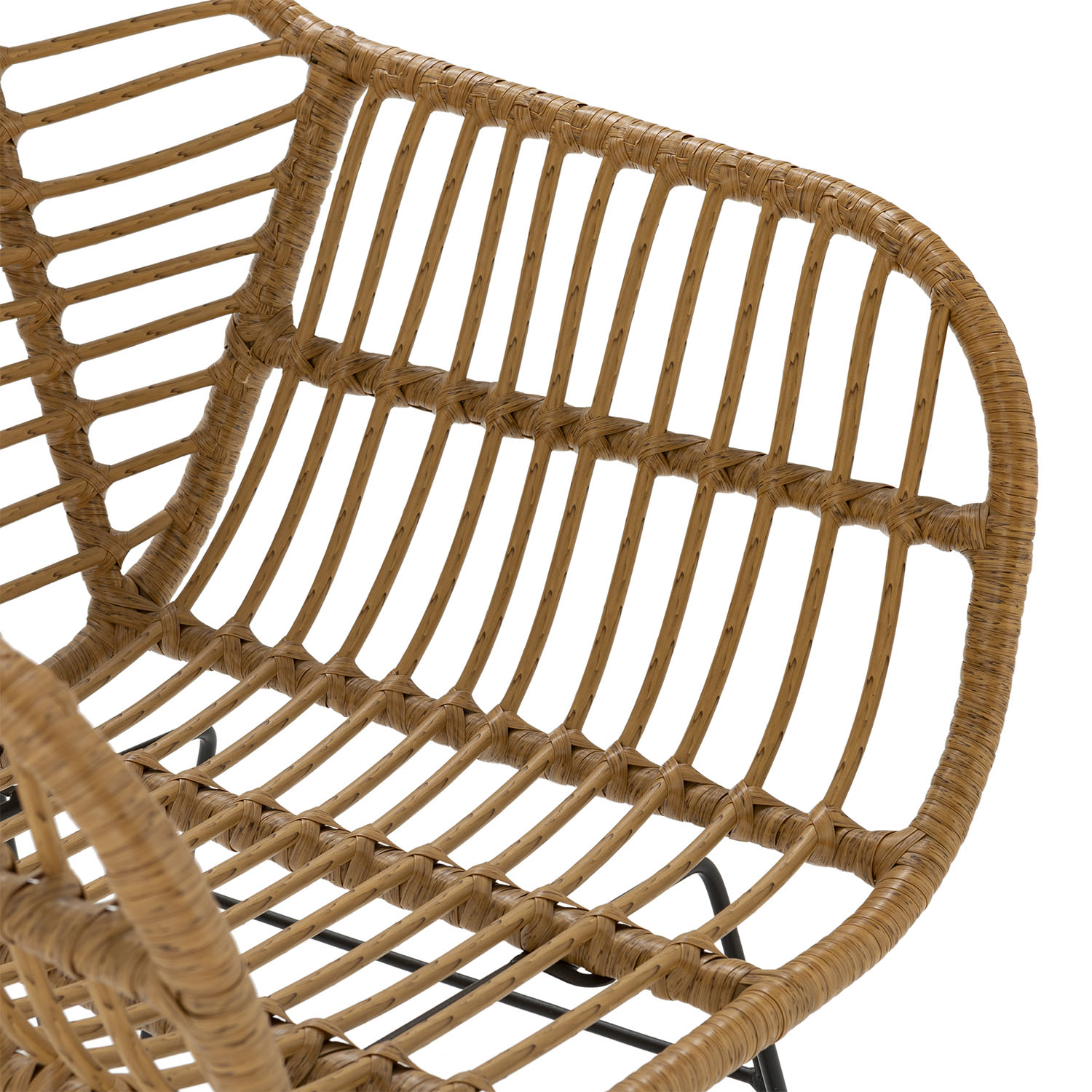 Primer plano de una silla de mimbre con tejido de ratán marrón y marco de metal negro.