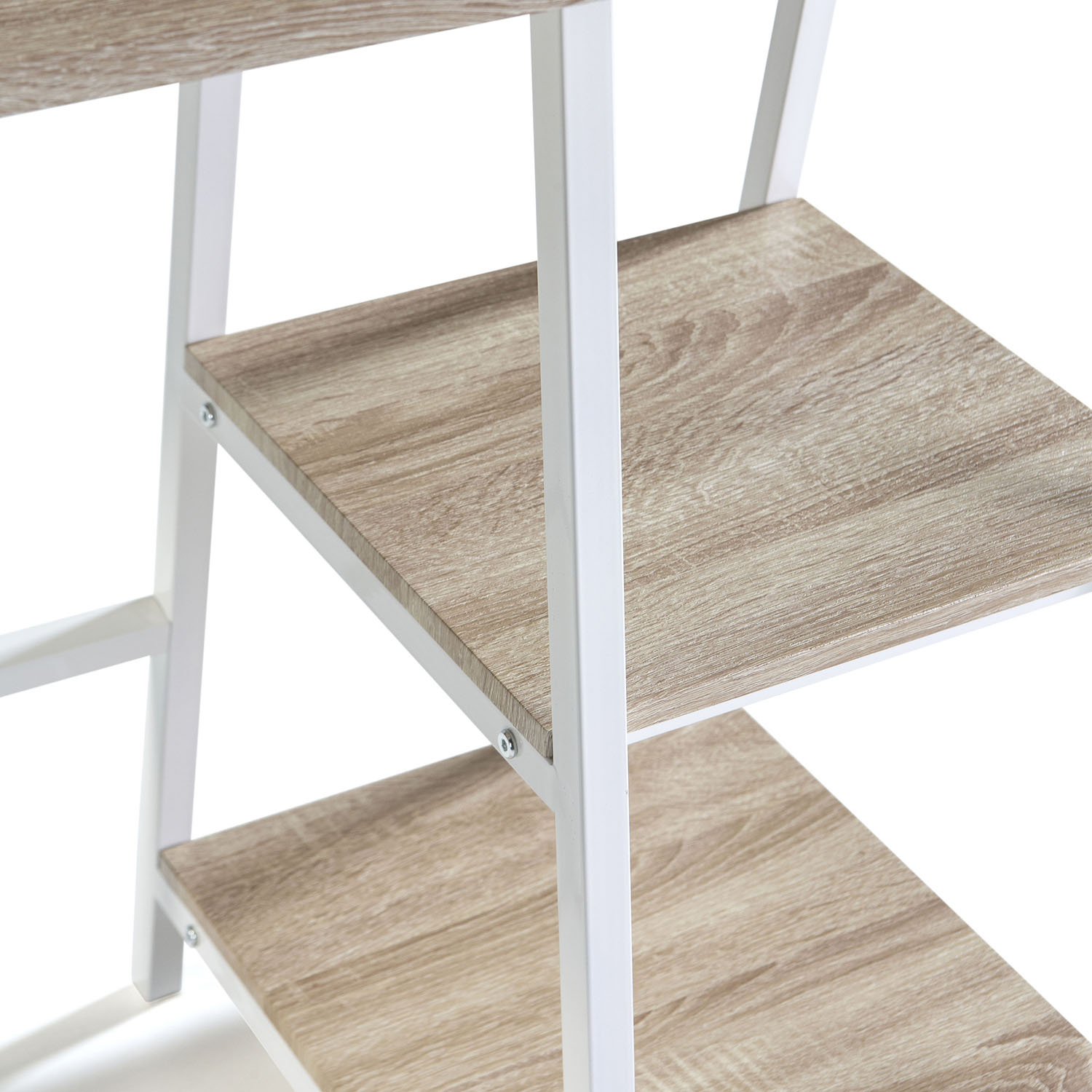 Estantes de madera con marco metálico blanco, primer plano de tres niveles.
