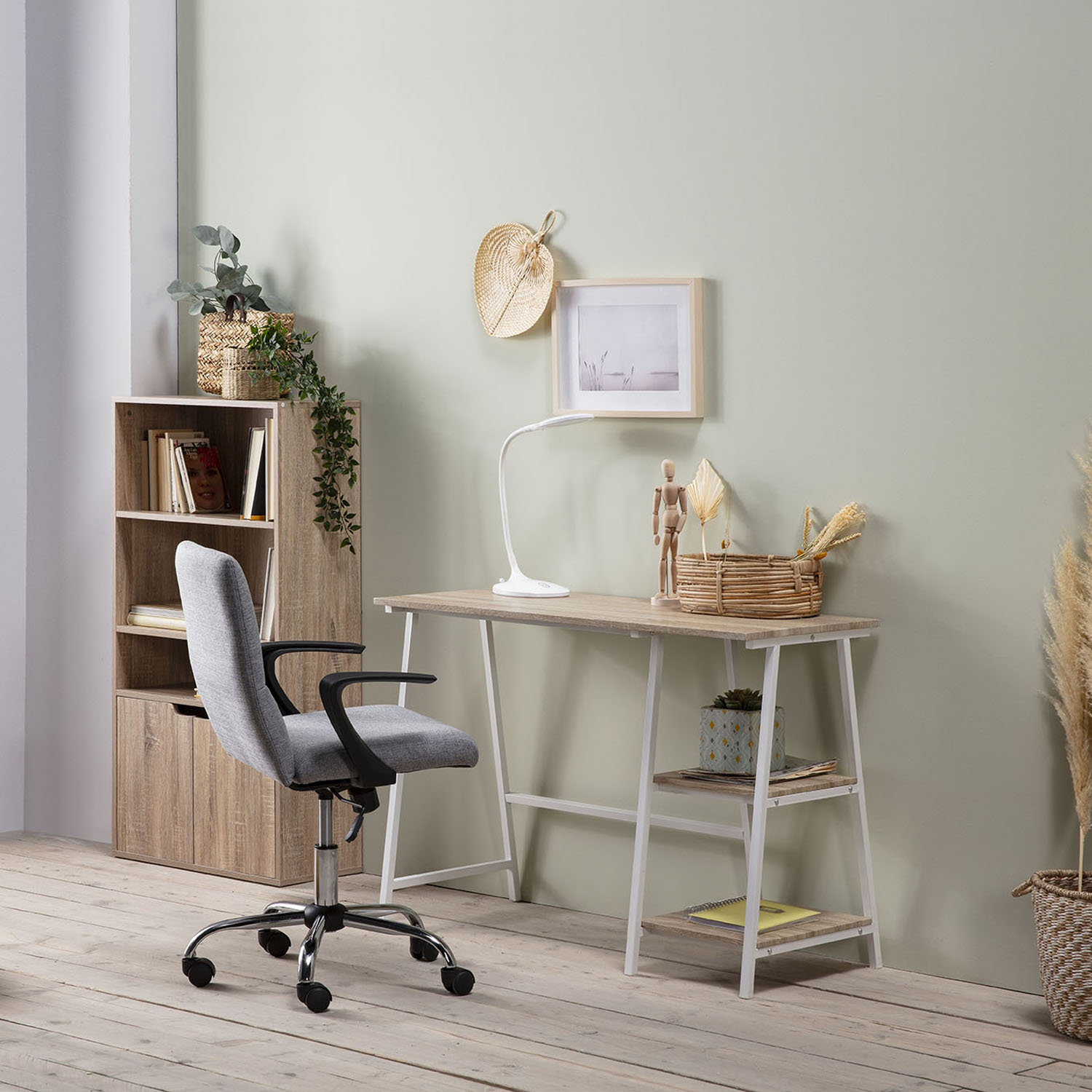 Una habitación luminosa con un escritorio, una silla de oficina y una estantería.