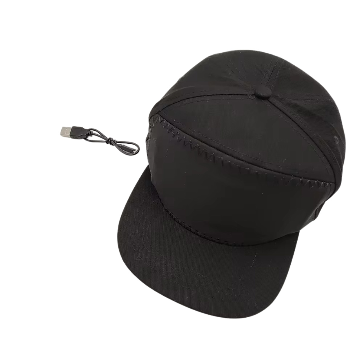 Gorra negra con cable USB sobre fondo blanco.